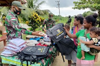 Satgas Yonif 131 bagikan tas sekolah dan pakaian warga perbatasan RI-PNG