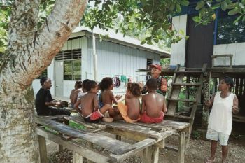 TNI latih anak kampung Poom Yapen Papua menyanyi lagu kebangsaan