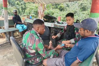Satgas TNI Yonif 403 layani pengobatan warga perbatasan RI-PNG