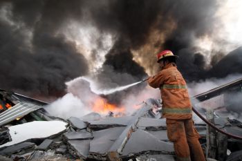 Pabrik pembuatan palet plastik di Sidoarjo terbakar