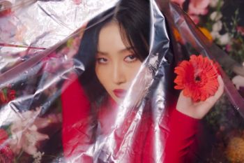 Hwasa MAMAMOO merilis video musik "I am The Light"
