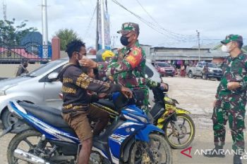 TNI bagi masker untuk warga Paniai Papua cegah COVID-19
