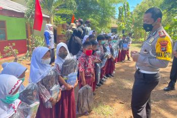 Hari Guru Nasional, Ditlantas Polda Lampung sambangi guru di Pulau Harimau