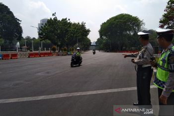 Polisi tutup jalan arah ke Istana Negara selama aksi buruh demo