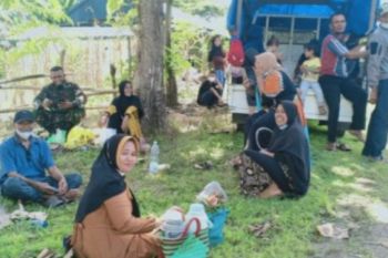 Warga Polman bawa makanan saat antre vaksinasi COVID-19