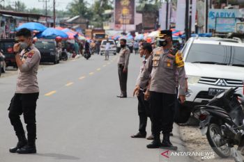 Anggota Polres Agam turun ke pasar tradisional ajak warga divaksin