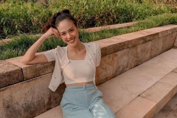 Della Dartyan menyiapkan peluncuran buku traveling