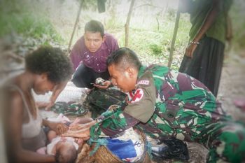 Satgas TNI Yonif 123 Rajawali bantu ibu melahirkan di perbatasan RI-PNG
