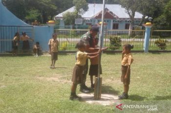 TNI latih siswa SDN Nobaro Waropen Papua pengibaran bendera Merah Putih