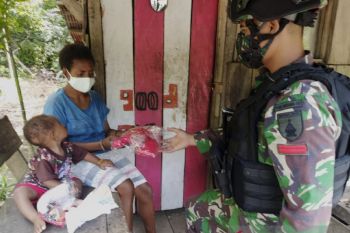 Satgas Yonif 512 bagikan pakaian untuk warga di perbatasan RI-PNG