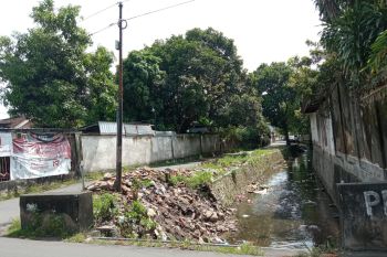 Pagar pembatas kali di jembatan Majeluk rusak parah