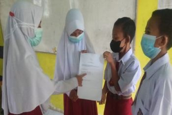Membuat pantun yang mengandung nasehat kehidupan bermasyarakat