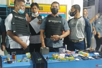Kemenkumham dan BNNP Sumbar geledah Lapas Pariaman (Video)