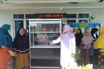 Legislator Agam bantu etalase bagi 48 pedagang kecil