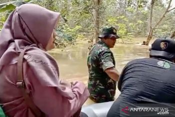 Tempuh waktu tiga jam terjang banjir demi vaksinasi warga