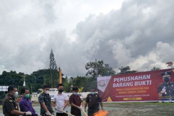 Kejaksaan Lombok Tengah musnahkan barang bukti kasus kejahatan