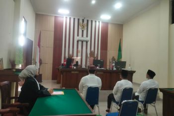Jaksa tuntut dua bulan kurungan penjara terhadap tiga terdakwa penganiaya nakes