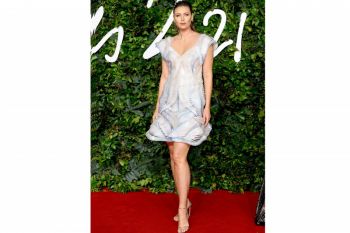 Maria Sharapova kenakan gaun fesyen dari botol air mineral