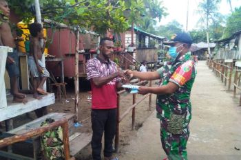 TNI bagikan masker warga kampung Atapo Mimika Papua