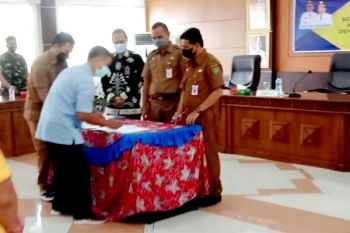 Pemkab serahkan bantuan keuangan sembilan parpol di Bartim