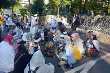 Massa Reuni 212 berselawat di kawasan barikade