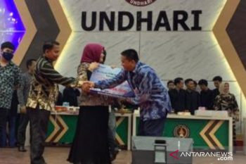 Bank Nagari Cabang Koto Baru Serahkan bantuan Rp149,9 Juta ke Undhari
