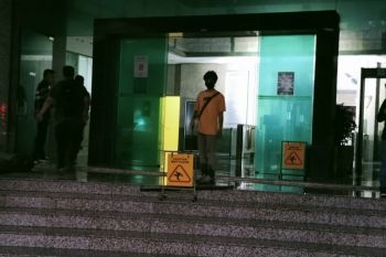 Karyawan bersihkan Gedung Cyber usai kebakaran, dua orang meninggal