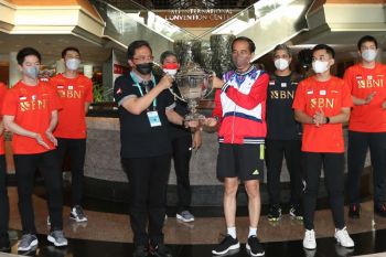 Presiden Joko Widodo kunjungi arena IBF 2021 di Bali apresiasi timnas bulu tangkis menjuarai Piala Thomas