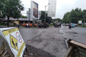 Pengendara khawatir, jalan rusak di simpang empat Sriwijaya