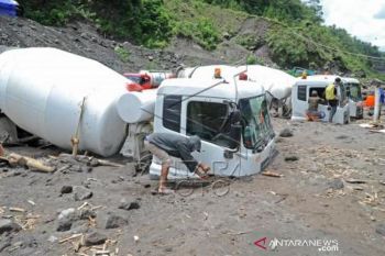 Truk Terjebak Lahar Hujan