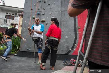 Training of wall climbing for people with disabilities