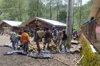 Sambut Natal, TNI/Polri bersama warga Banti, Papua adakan acara bakar batu