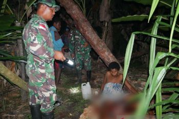 Satgas TNI Yonif 123 bantu persalinan warga perbatasan di hutan Papua