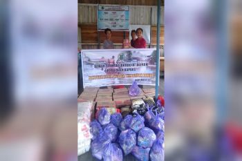 Fraksi PDIP salurkan bantuan ke Dadahup