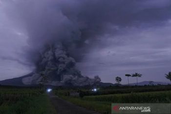 Breaking News - Gunung Semeru luncurkan abu panas