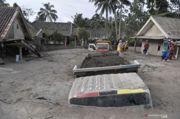 Warga memadati kampung yang bagian wilayahnya tertimbun abu Semeru