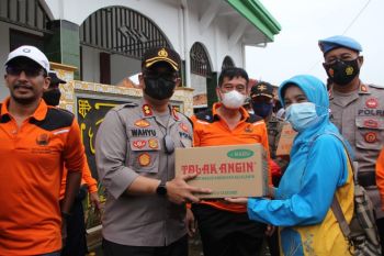 Tiga pilar Pekalongan salurkan sembako kepada korban banjir
