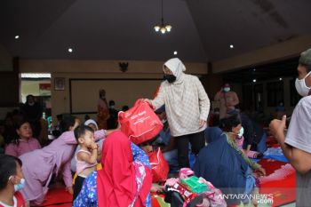 Mensos meninjau lokasi pengungsi Semeru pastikan bantuan terdistribusi