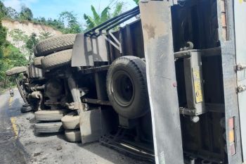 Ada truk terbalik di Jalan Raya Medan-Bukittinggi karena pecah ban