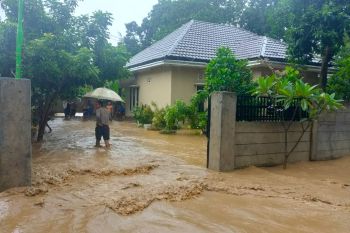 Kepala TNGR mengimbau pendaki tetap waspada dampak cuaca ekstrem