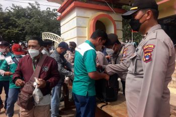 Aksi demo buruh, petugas amankan pembawa sajam