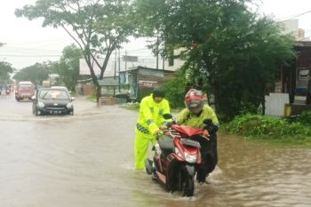 Polres Majene kerahkan personel membantu warga terjebak banjir