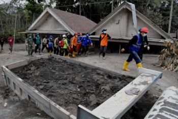 Evakuasi Korban Erupsi Gunung Semeru