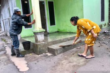 Sebagian warga mulai bersihkan rumah dari sisa abu Gunung Semeru