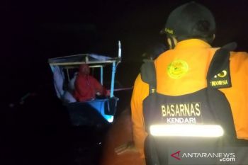 Basarnas evakuasi nelayan korban kapal mati mesin di Pulau Hari Konawe