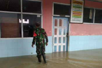 Kodim 1402/Polewali Mandar kerahkan Babinsa bantu warga korban banjir