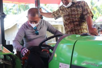 Pemkab bersama DPRD Polewali Mandar salurkan alsintan kepada 22 petani