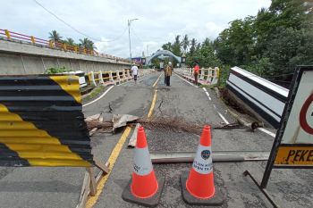 Arus kendaraan di Jembatan Meninting normal meski di bagi dua jalur