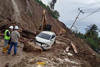 Jalan trans Sulawesi di Majene tertutup material longsor