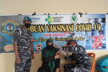 Lanal jajaran Lantamal VIII terus giatkan "Serbuan Vaksinasi"